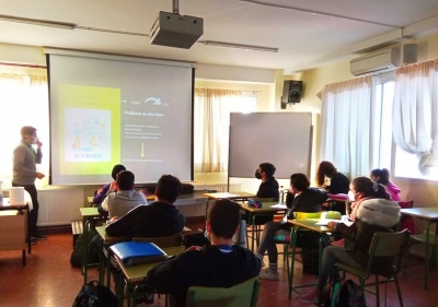 Unos 1.000 j&oacute;venes de Mairena del Aljarafe se forman contra las noticias falsas